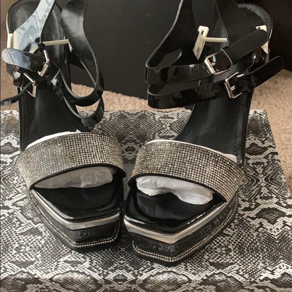 Shoe’s - Picture 5 of 6